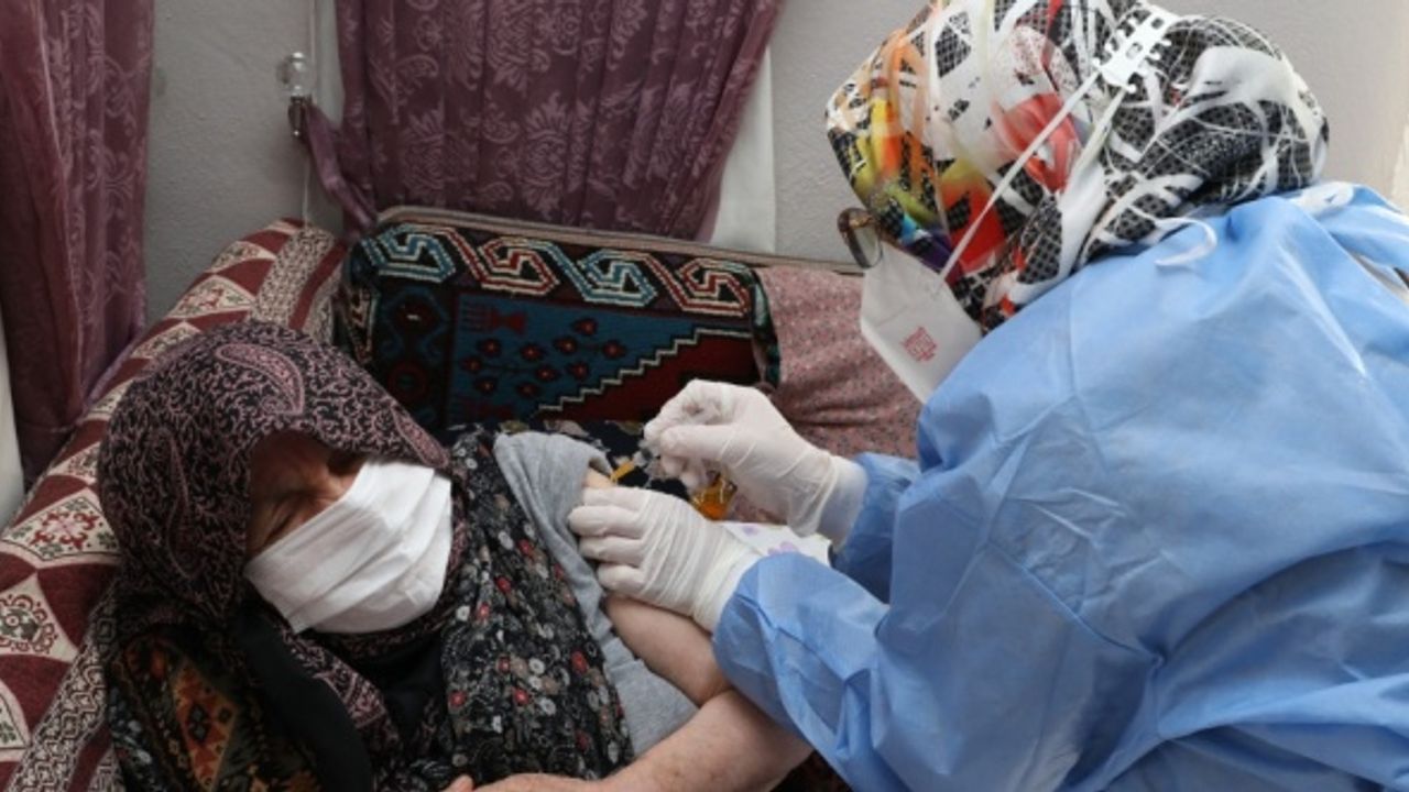 85 yaş ve üstündekilerin koronavirüse karşı aşılanmasının hızla tamamlanması planlanıyor
