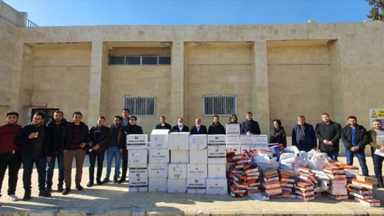 Afrin ve Azez'deki öğrencilere gıda, giyim ve maske desteği