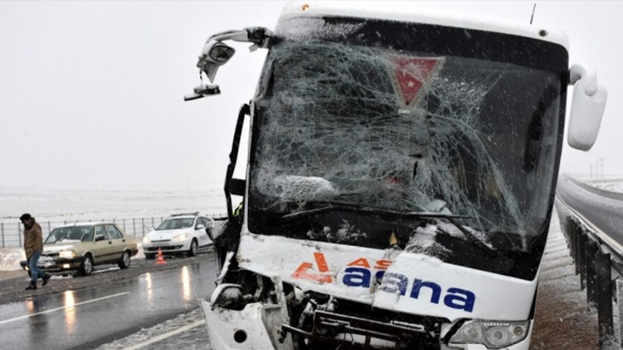 Aksaray'da yolcu otobüsü ile kamyonet çarpıştı: 5 yaralı