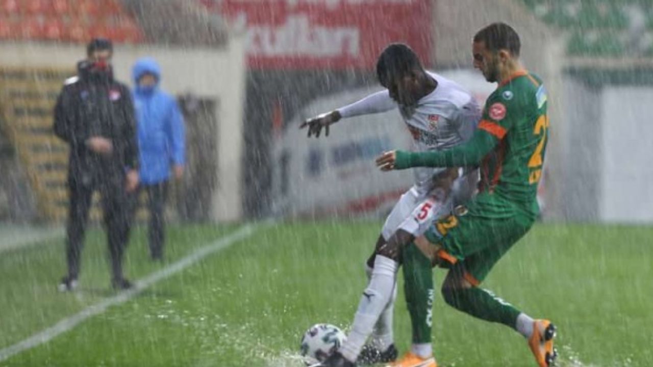 Alanyaspor-Sivasspor maçına sağanak yağmur engeli!