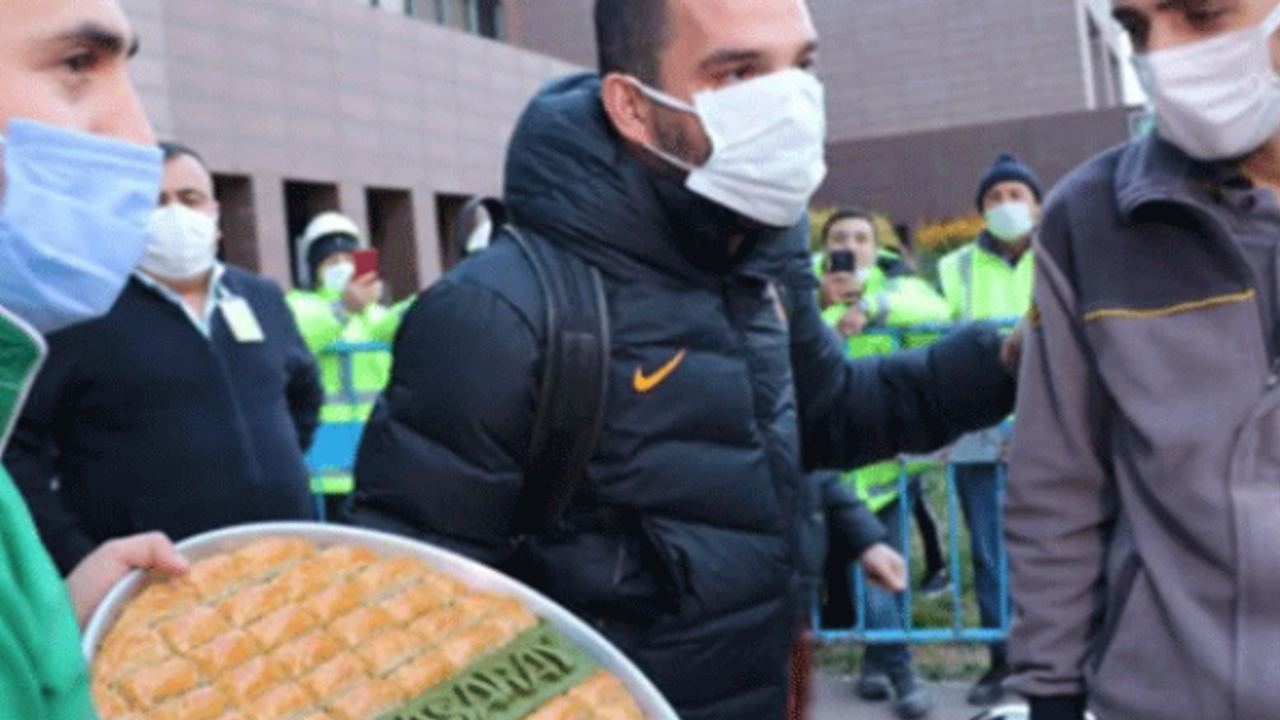 Arda Turan, taraftarların baklava ikramını reddetti!