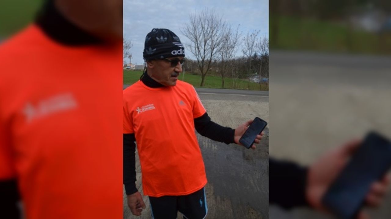 Atletizm tutkunu yaşlı adam maraton özlemini “sanal koşu“ ile gideriyor
