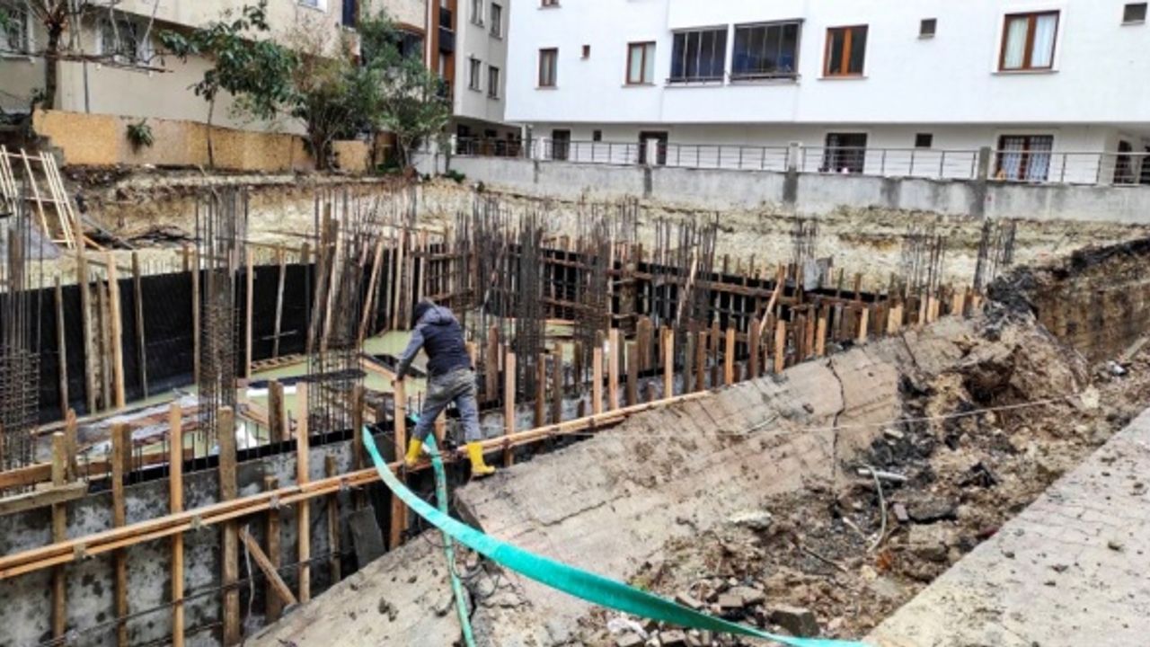Avcılar'da yapım aşamasındaki bir binanın istinat duvarı çöktü