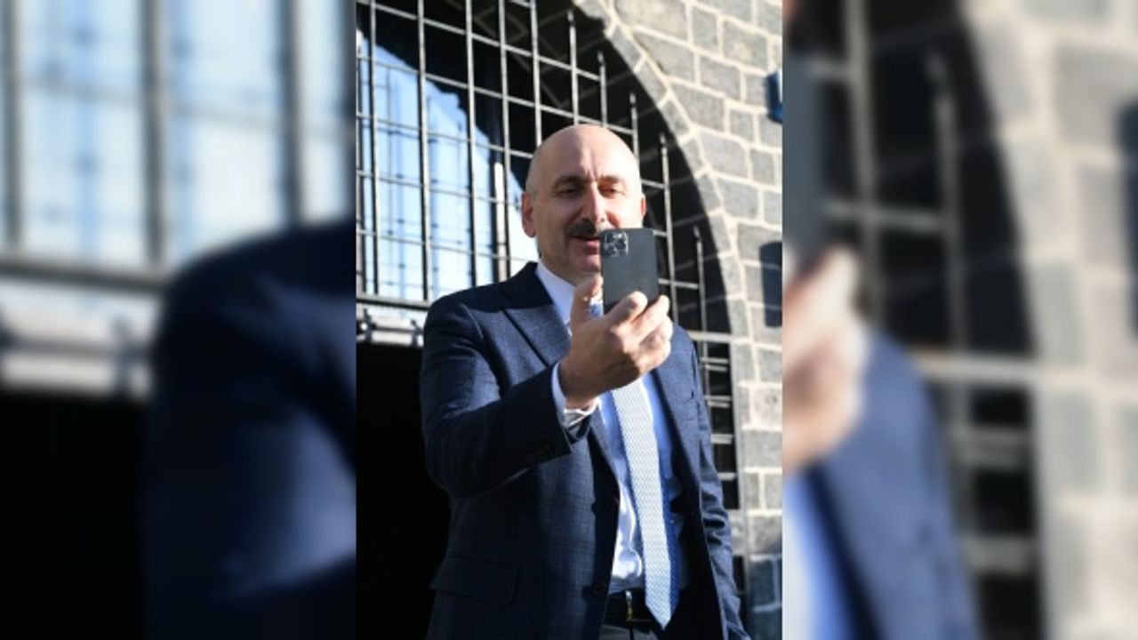 Bakan Karaismailoglu, 'Uydu Teknolojileri Haftası' kapsamında gençlerle bir araya geldi