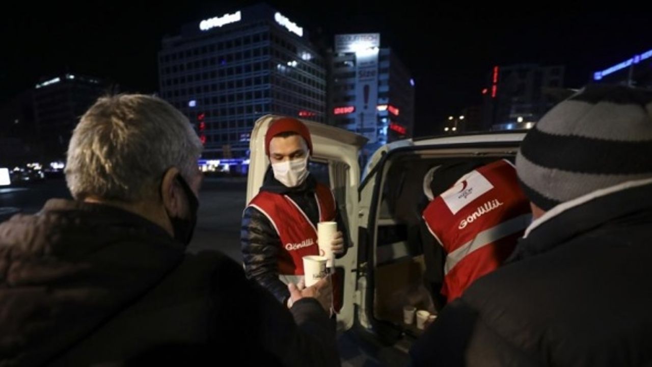 Ankara'da Kızılay ekipleri soğukta görev yapan polisleri unutmadı