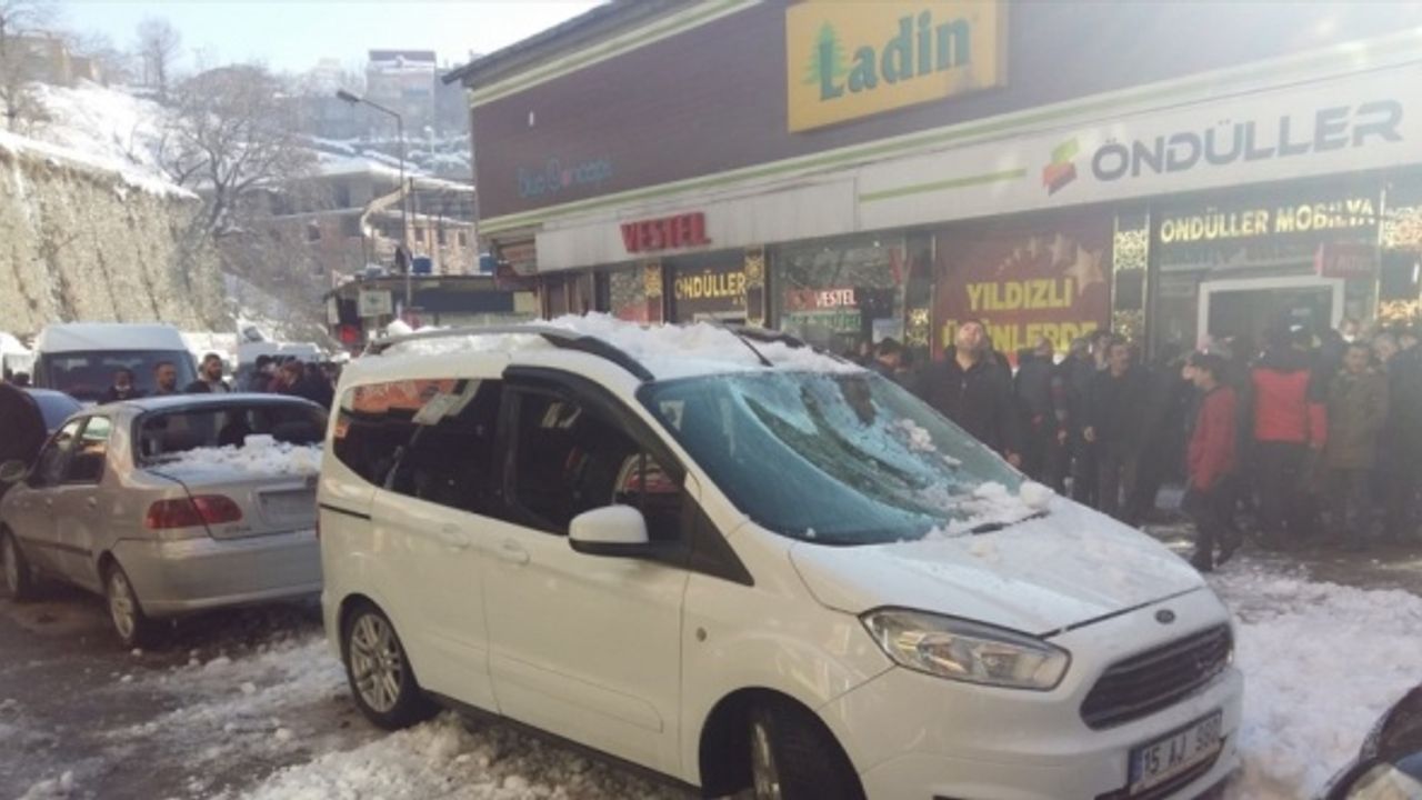 Bitlis'te çatıdan düşen kar kütlesi nedeniyle 4 kişi yaralandı