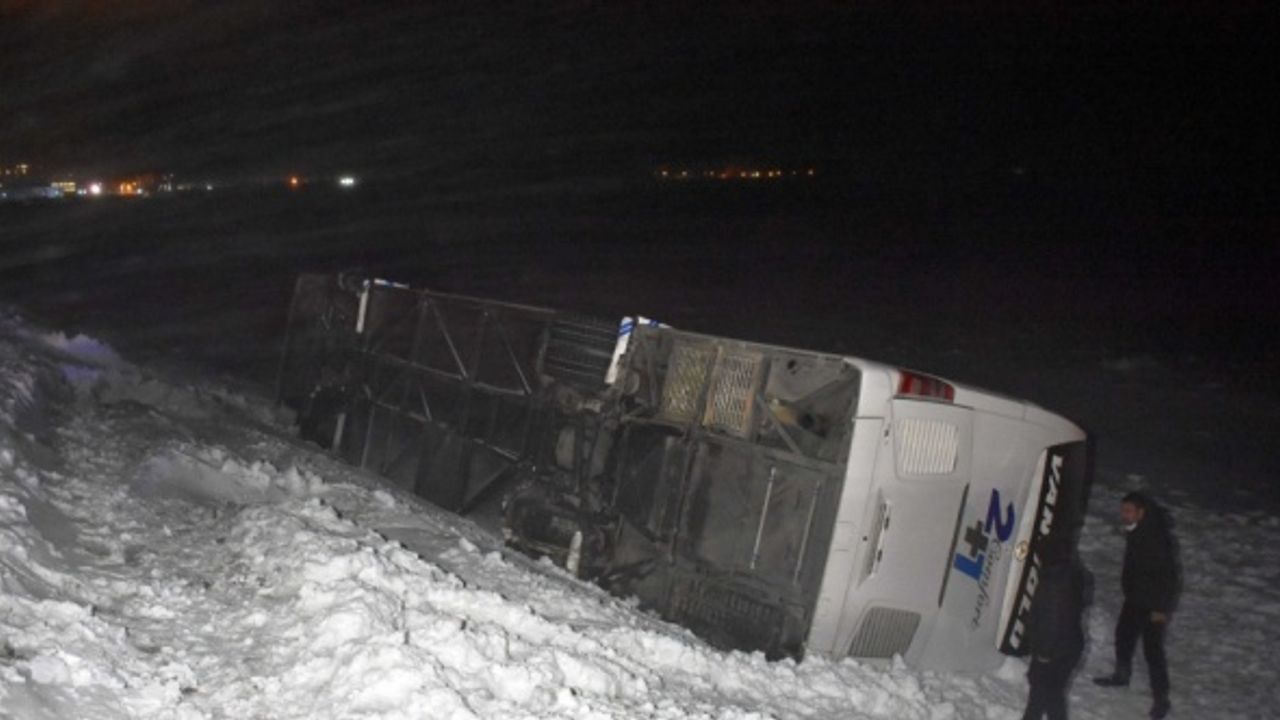 Bitlis'te şarampole devrilen yolcu otobüsünde 5 kişi yaralandı