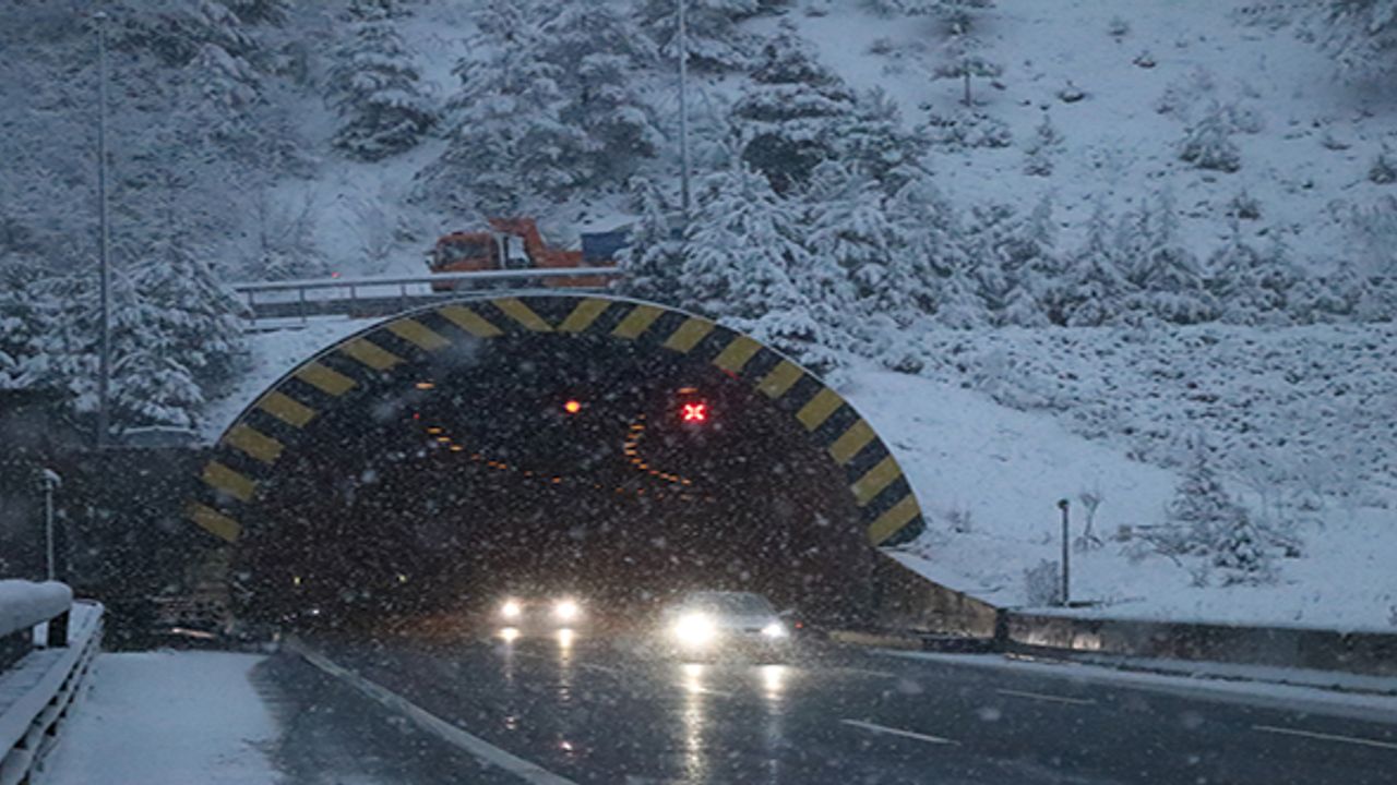 Bolu Dağı'nda kar yağışı etkili oluyor