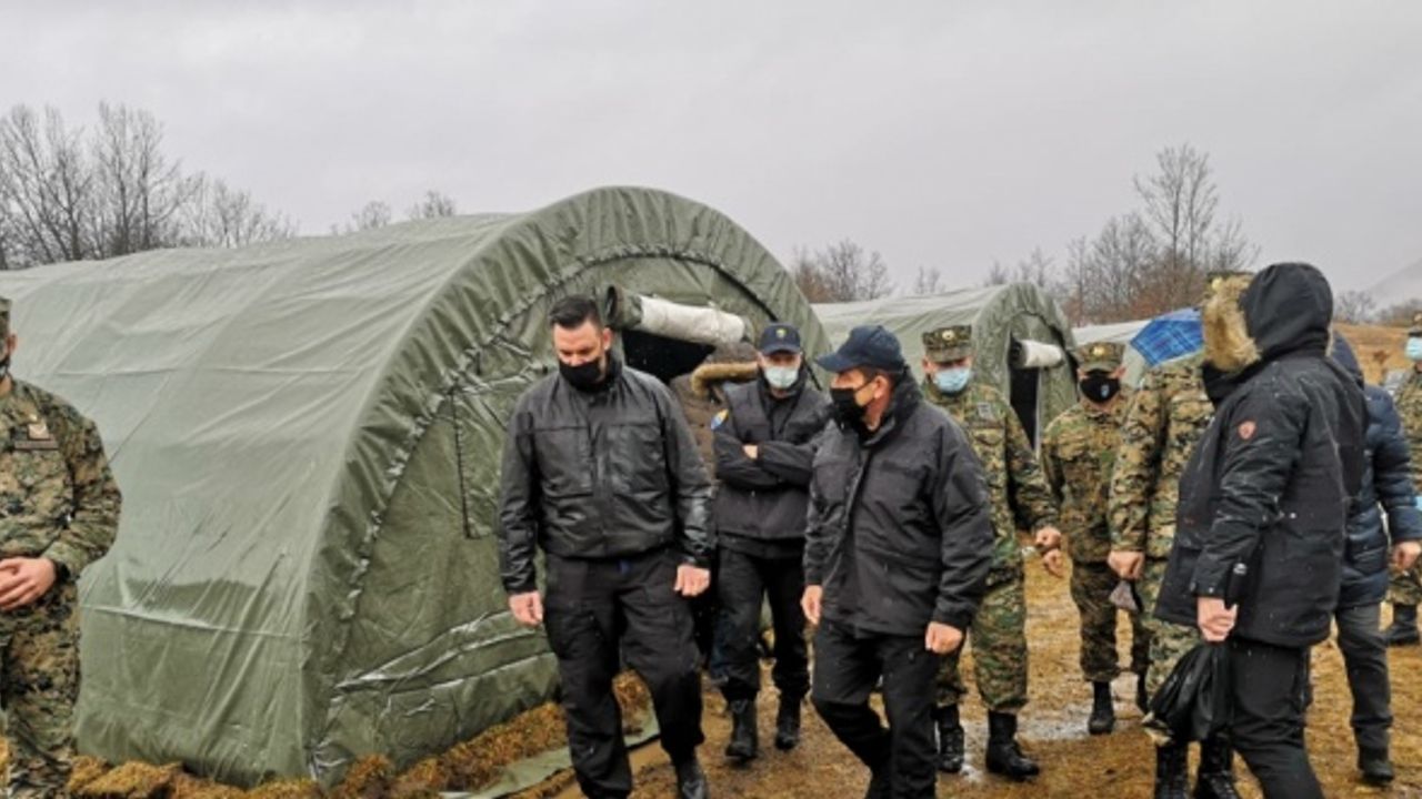 Bosnalı Bakan Cikotic, göçmenlerin kaldığı kampı ziyaret etti