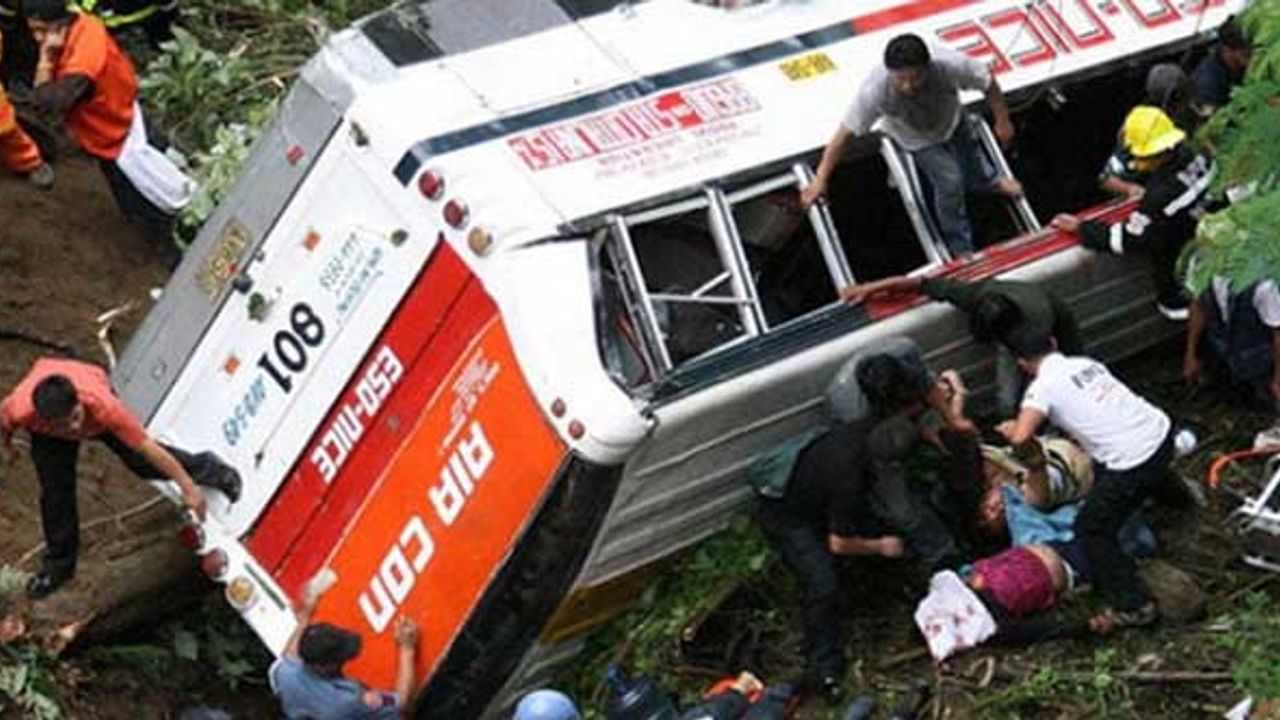 Brezilya'da yolcu otobüsü devrildi: 21 ölü