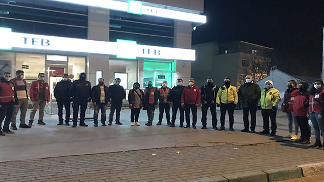 Bursa'da Kızılay'dan kısıtlamada görevli polislere sıcak çorba desteği
