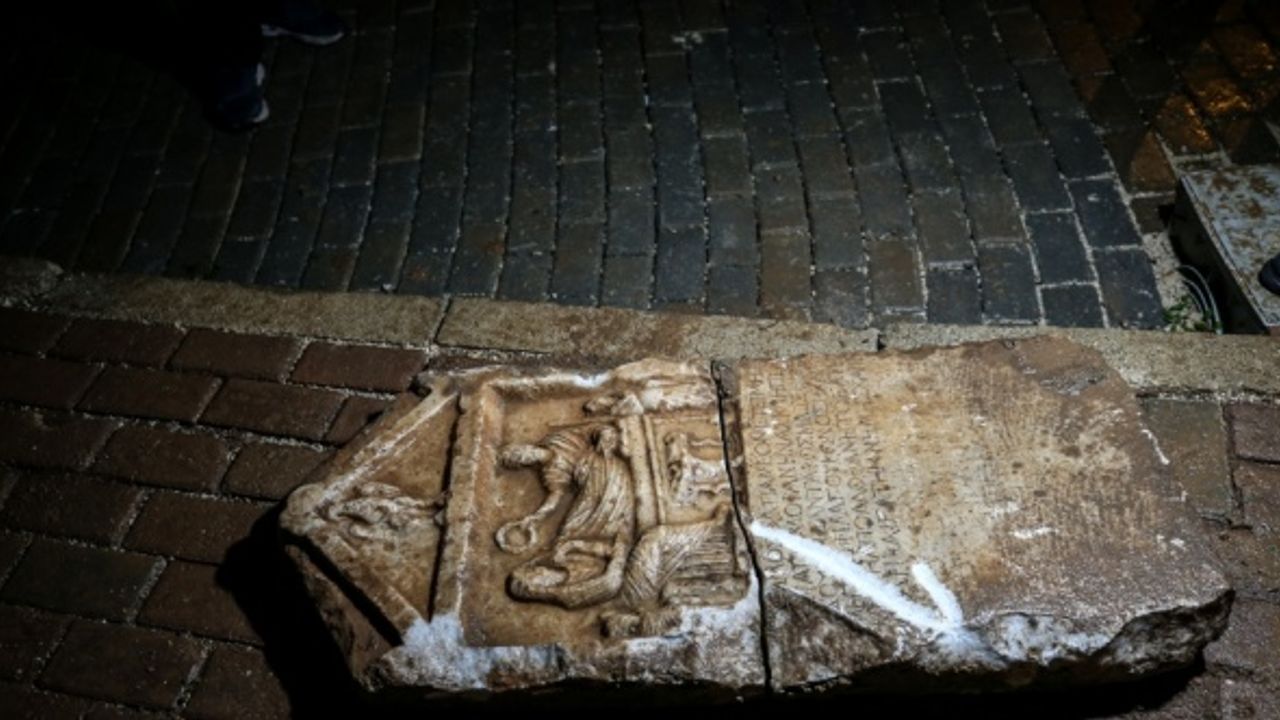 İnşaat çalışmalarını izleyen vatandaşın dikkati sayesinde tarihi mezar steli bulundu