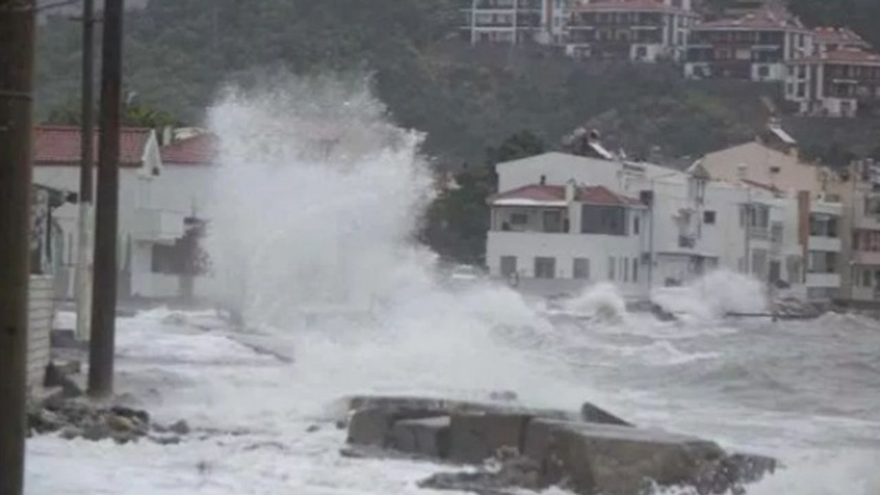 Çanakkale'de korku dolu anlar! Dev dalgalar evlere ulaştı
