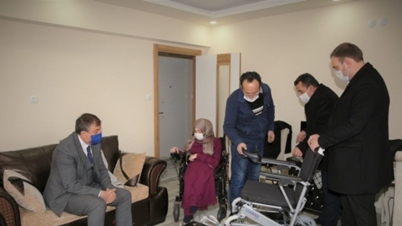 Çankırı'da üniversite öğrencisinin tekerlekli sandalye ihtiyacını rektör karşıladı