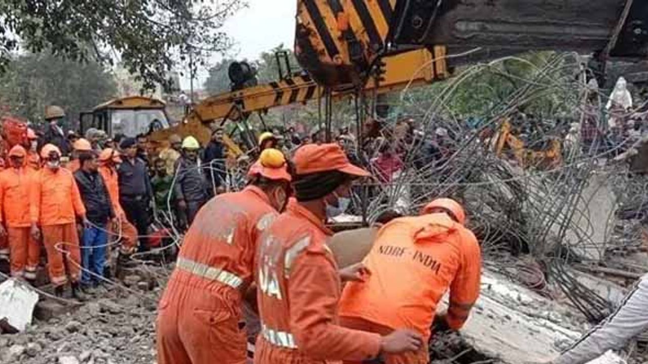 Cenaze töreninde beton gölgelik çöktü, 18 kişi öldü