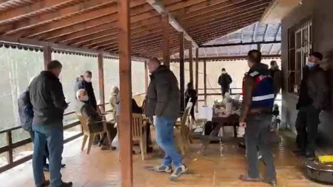 CHP'li belediye başkanı yasağı delip içkili alem yaparken yakalandı