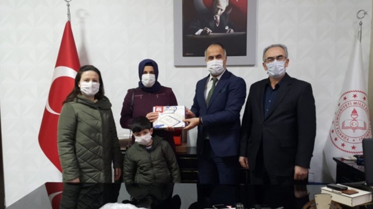 Çocuğuyla birlikte takip ettiği canlı derslerle okuma yazma öğrendi