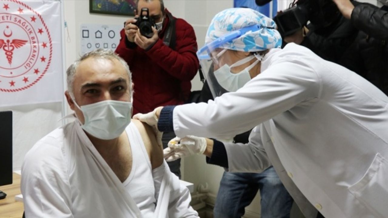 CoronoVac aşısının ilk dozu sağlık çalışanlarına uygulanmaya başlandı