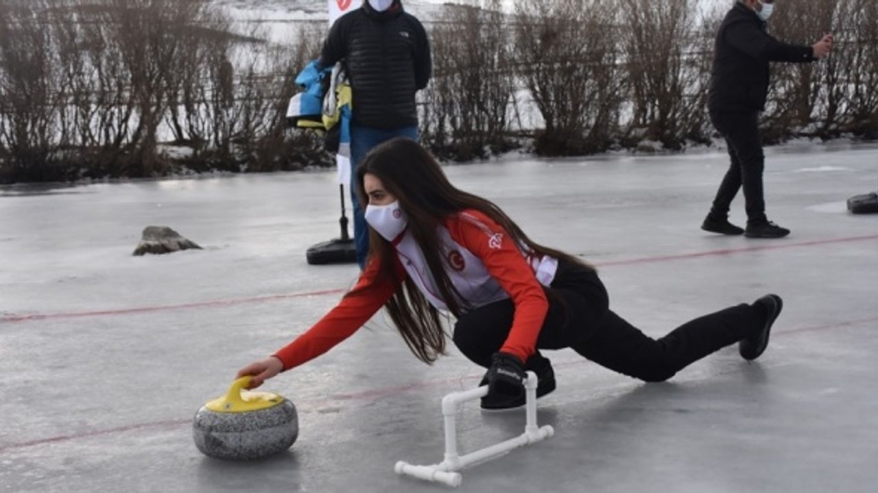 Curling Milli Takımı bu kez donan çay üzerinde curling heyecanı yaşadı