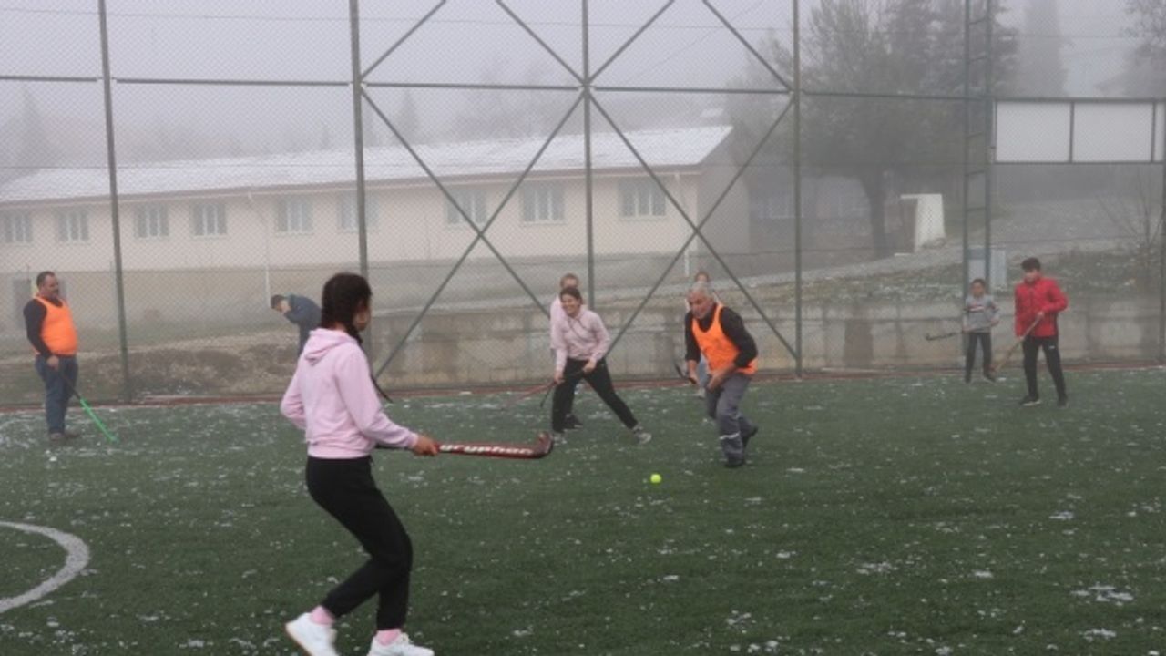 Denizli'de kız öğrencilerden oluşan hokey takımı başarılarıyla dikkati çekiyor