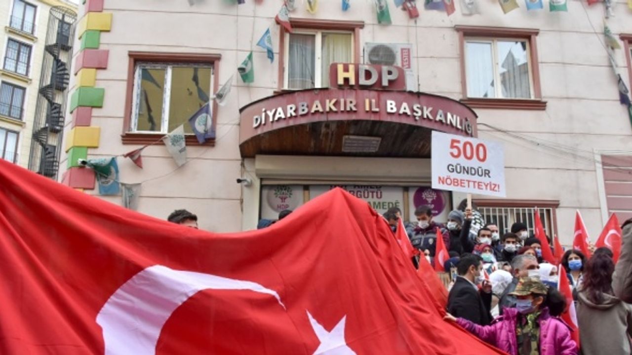 Diyarbakır anneleri oturma eyleminin 500'üncü gününde HDP önüne siyah çelenk bıraktı