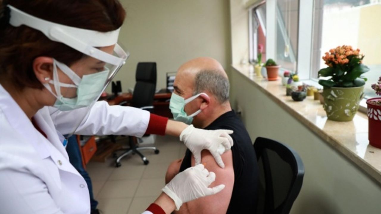 Doğu Karadeniz'de CoronoVac aşısının ilk dozu sağlık çalışanlarına uygulanmaya başlandı