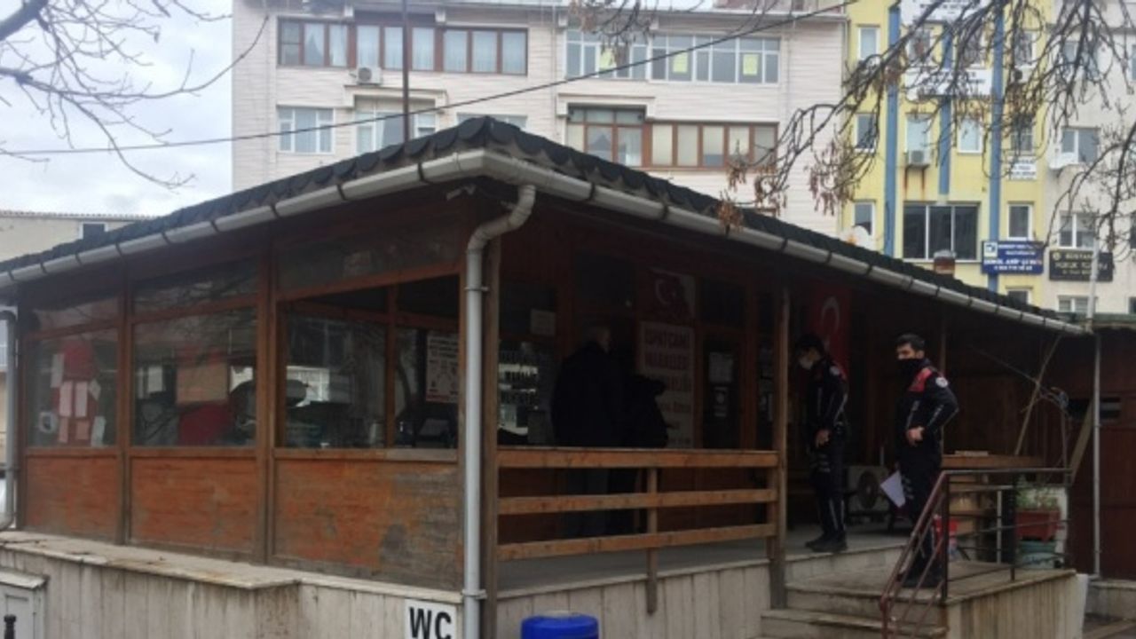 Muhtarlık binasına giren hırsızlar güvenlik kamerasını fark edince kaçtı