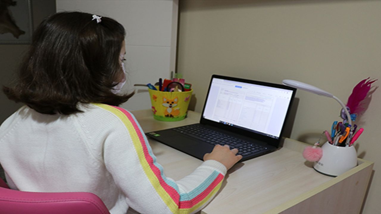 Uzaktan eğtiim aldılar, karnelerine uzaktan ulaştılar