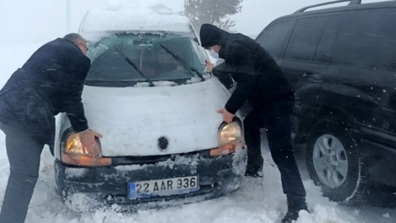 Ekmek aracı kara saplandı! Vali iterek çıkarılmasına yardım etti