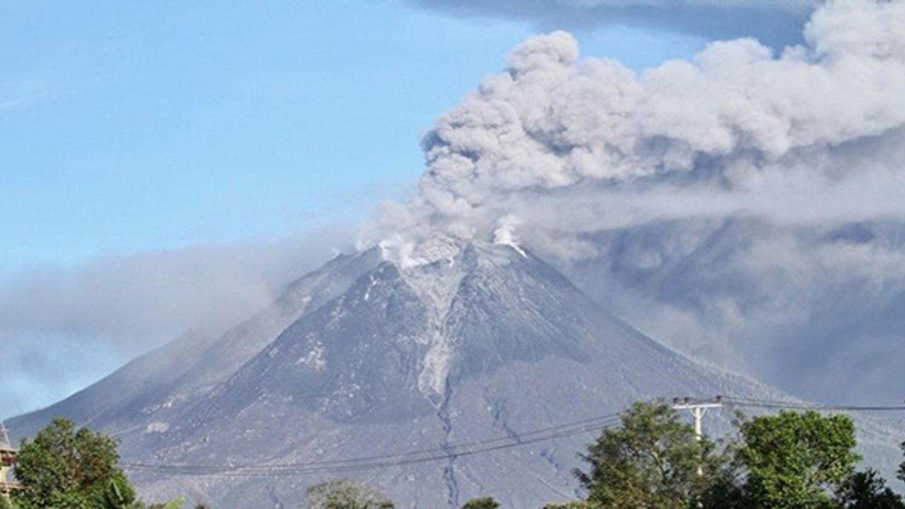 Endonezya'da Sinabung Yanardağı'nda patlama