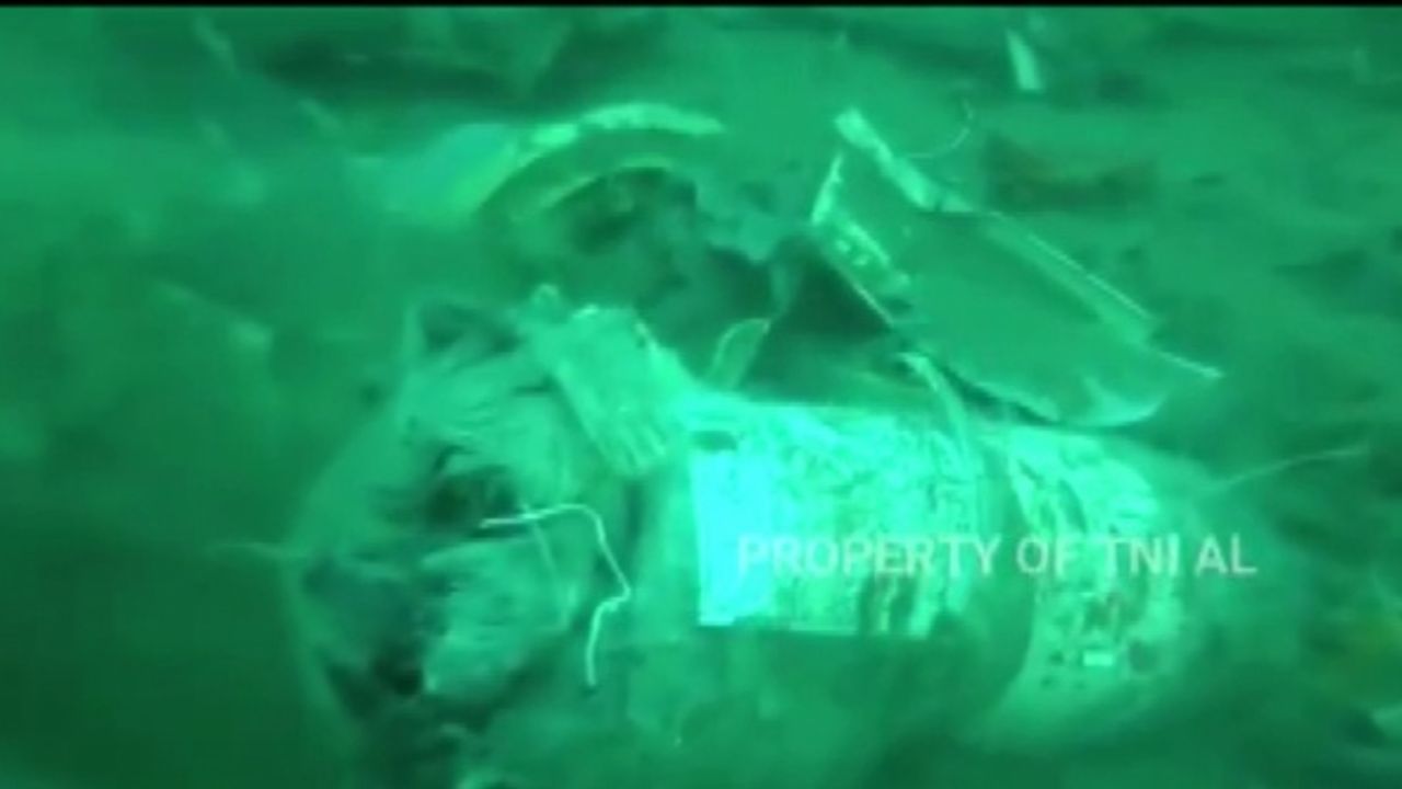 Endonezya’da düşen yolcu uçağının kara kutusunun yeri tespit edildi