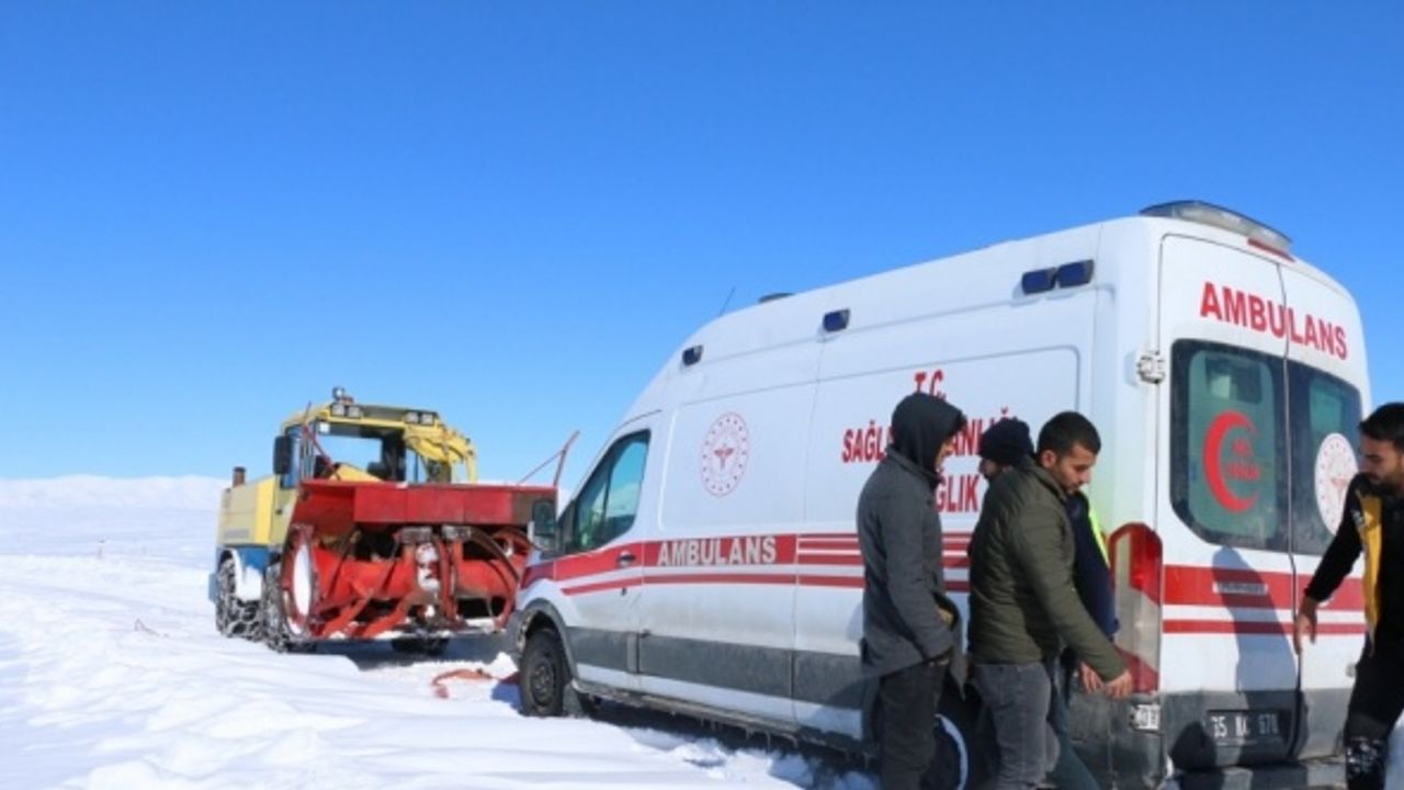 Erciş'te kar nedeniyle mahsur kalan hasta çocuğun imdadına ekipler yetişti