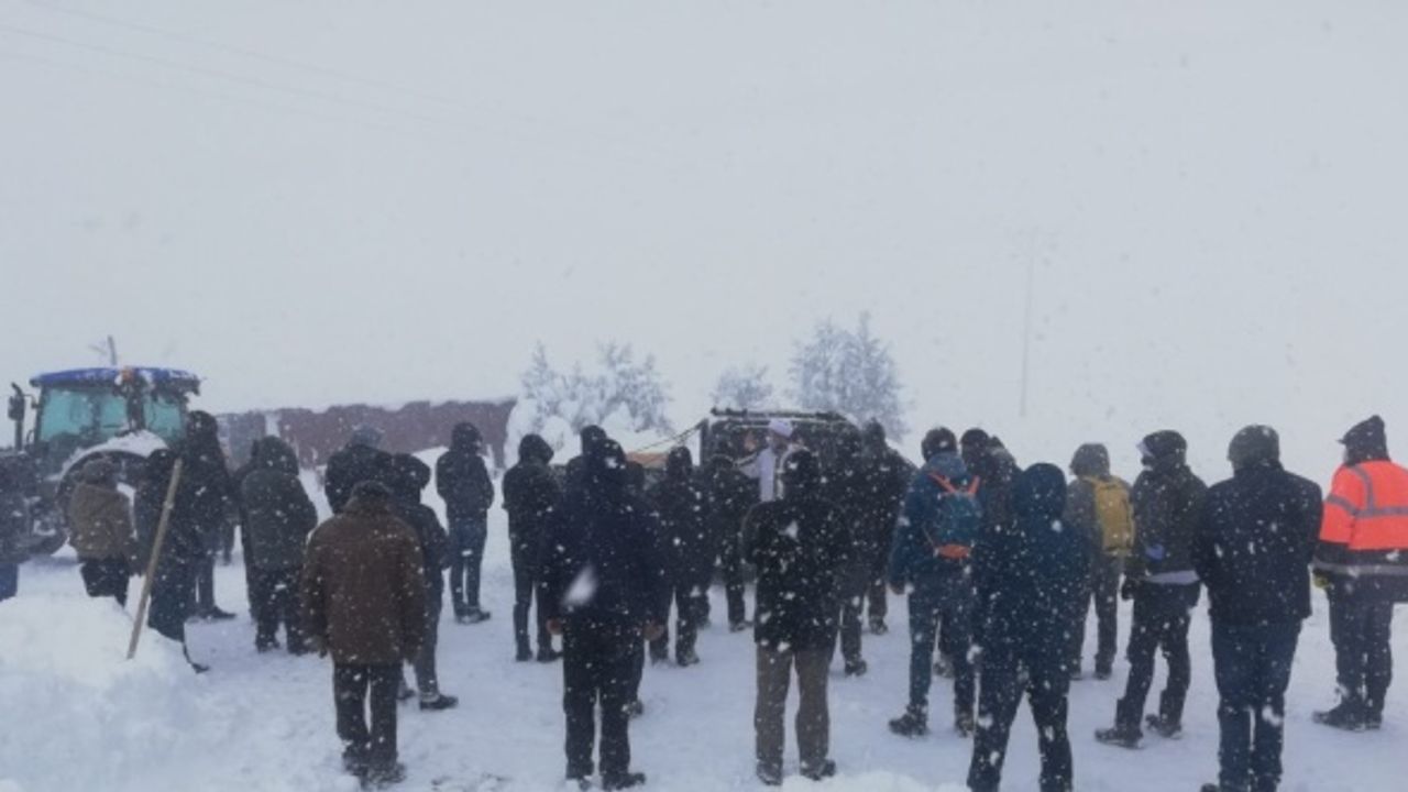 Erzincan'da karla mücadele ekipleri cenaze için köylülerin yardımına koştu
