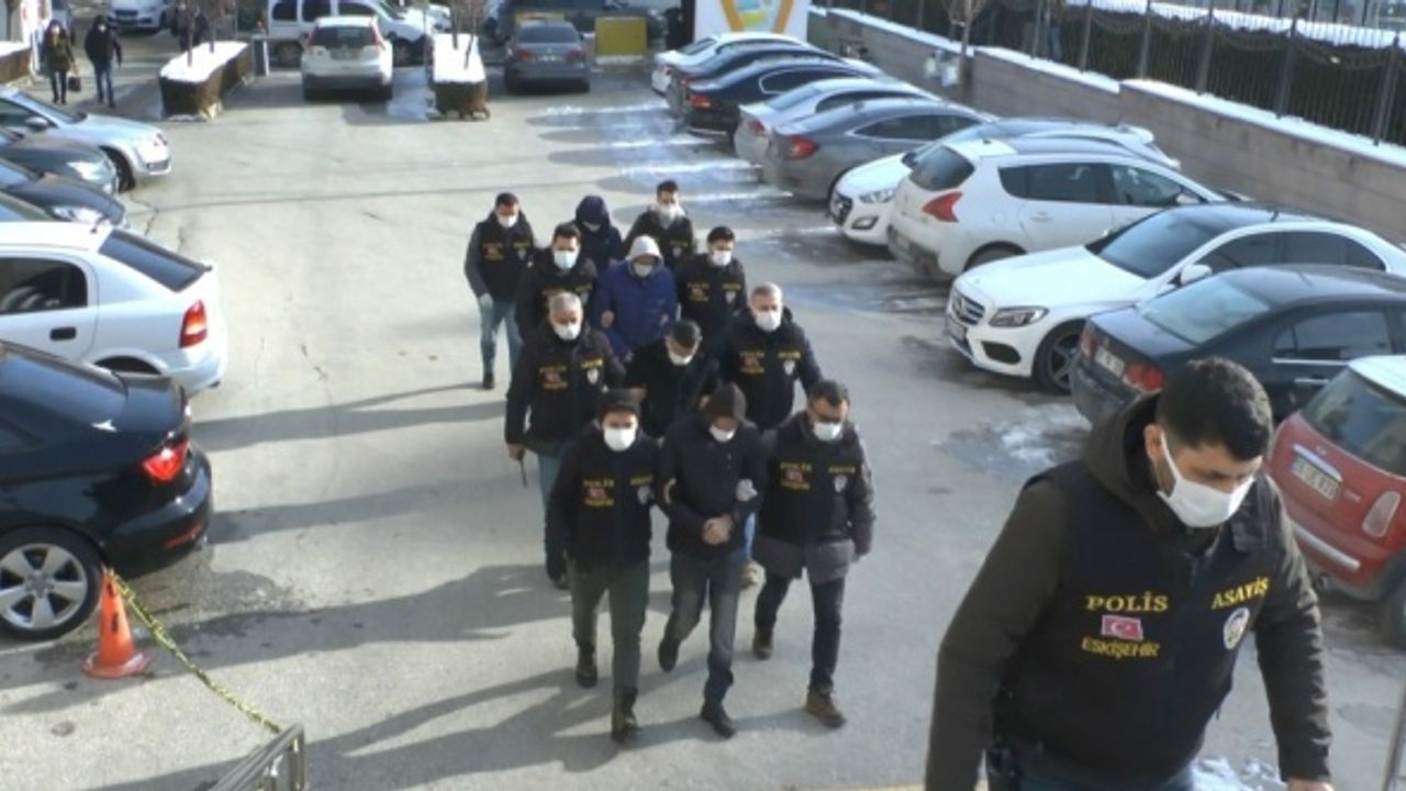Sahte şirket kurarak devleti zarara uğrattıkları iddiasıyla yakalanan 4 zanlı adliyede