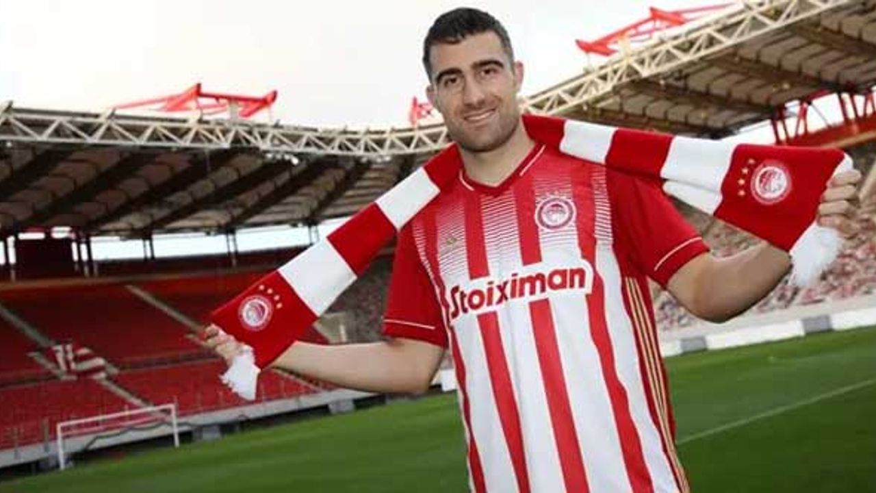 Fenerbahçe'nin de talip olduğu Sokratis ülkesine döndü!