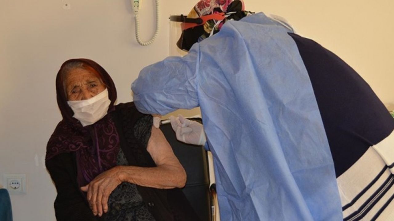 Gaziantep'te 111 yaşındaki Fatma Tıraş'a CoronaVac aşısı yapıldı