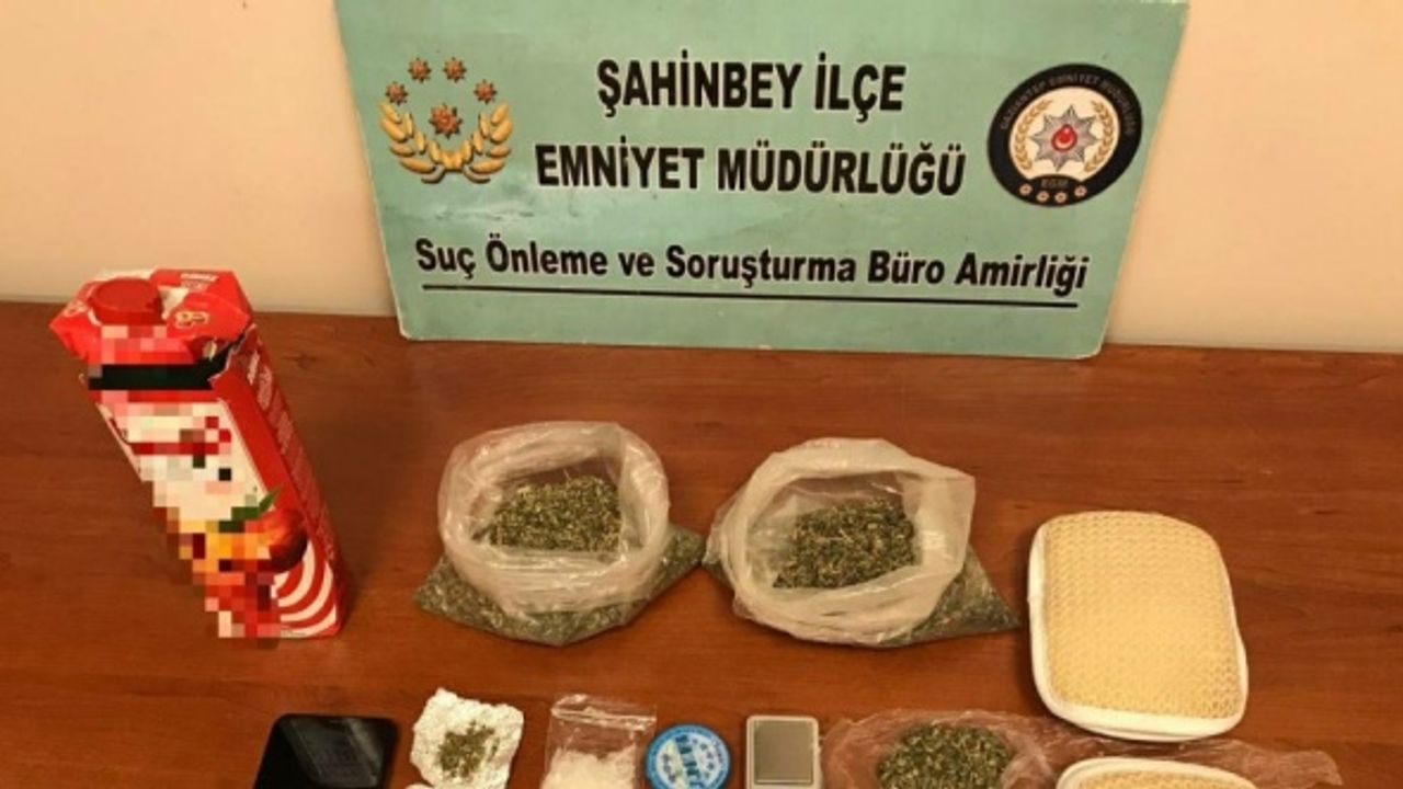 Meyve suyu kutusu ve banyo lifine gizlenmiş uyuşturucu ele geçirildi