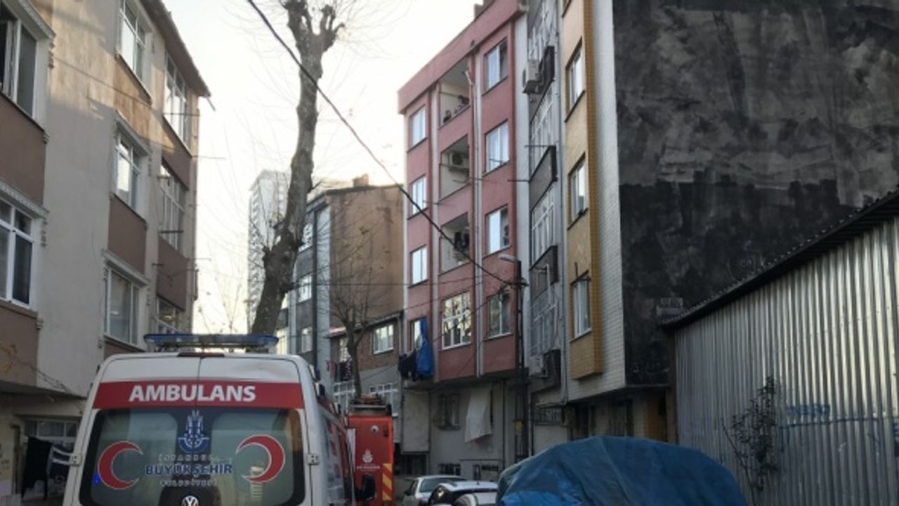 Gaziosmanpaşa'da evde çıkan yangında dumandan etkilenen kişi hayatını kaybetti