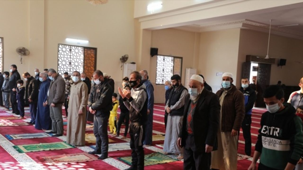 Gazze'de bir aydan uzun süredir kapalı olan camiler yeniden ibadete açıldı