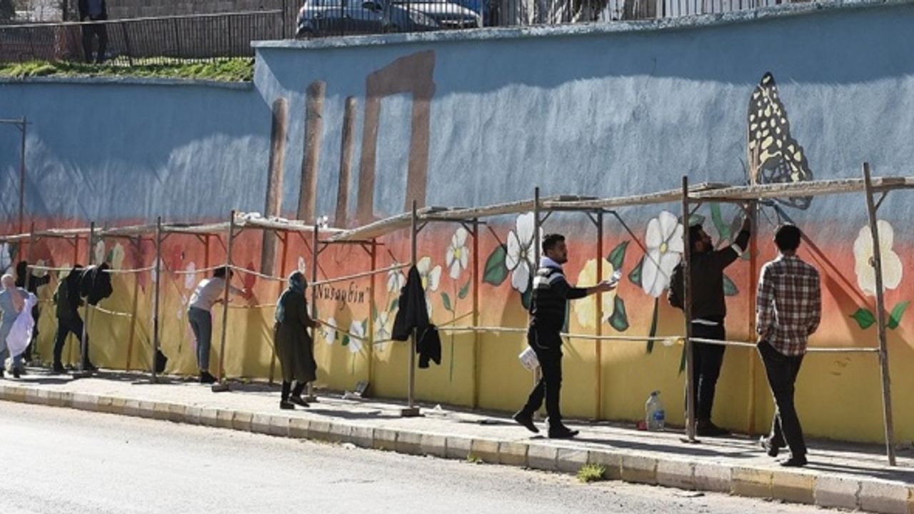 Gönüllü öğretmenler Nusaybin'de duvarları resimlerle süslüyor