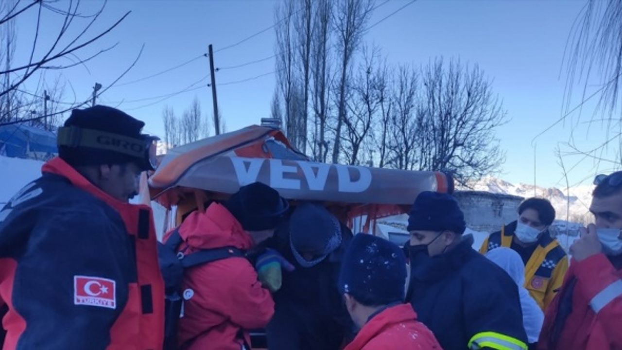 Hakkari'de dağda mahsur kalan kişi, 4 saat süren çalışmayla kurtarıldı