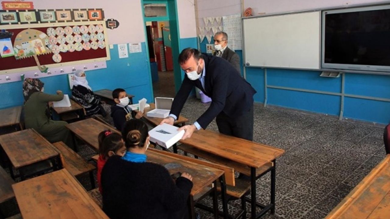 Hayırsever iş insanı kapı kapı gezerek ihtiyaç sahibi öğrencilere tablet ulaştırıyor