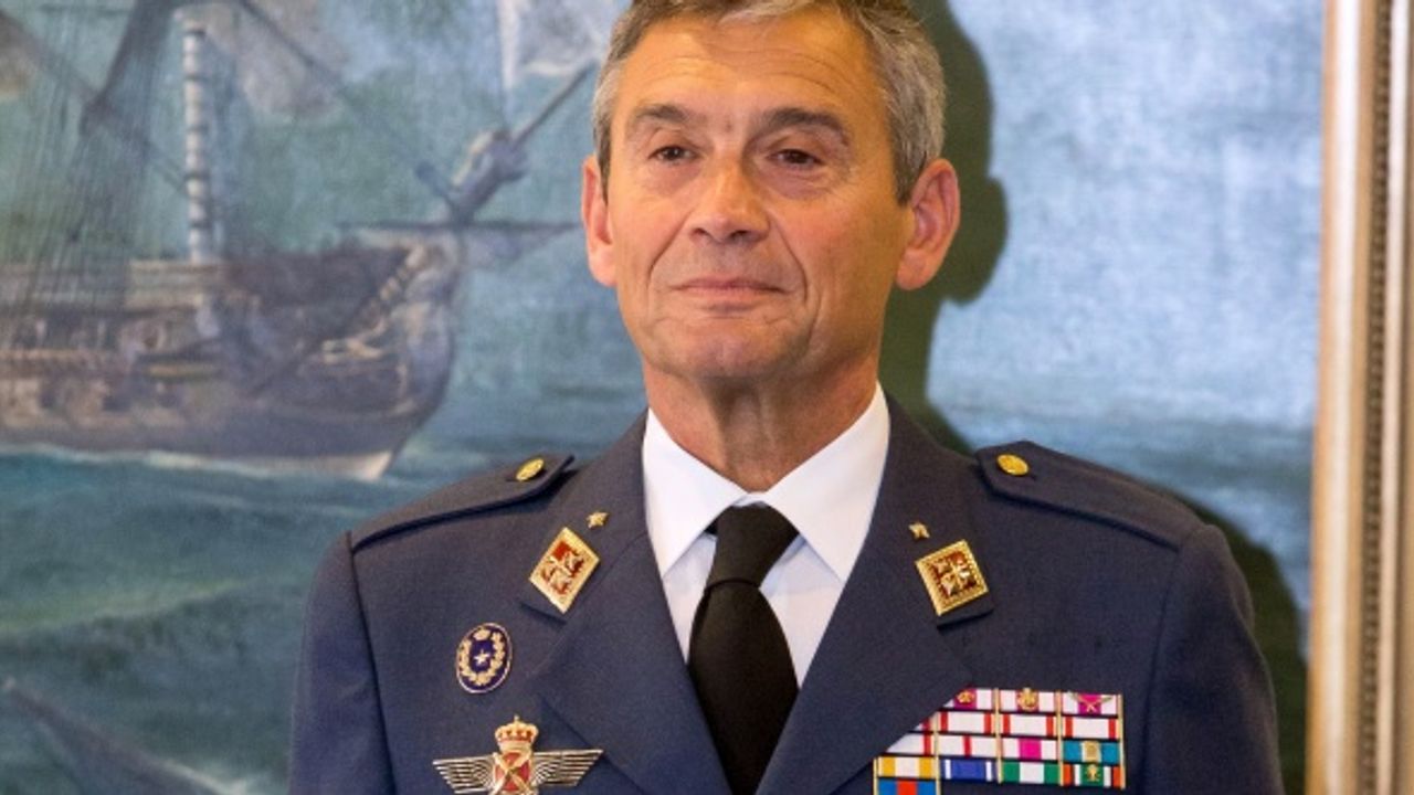 İspanya Genelkurmay Başkanı, sırası gelmeden aşı olduğu için istifa etti