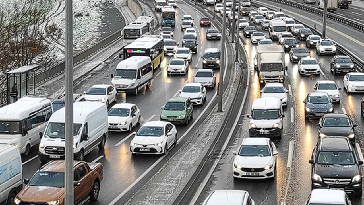 İstanbul'da trafik yoğunluğu yaşanıyor