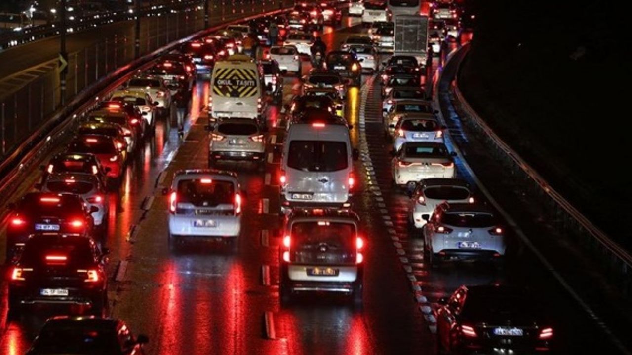 İstanbul'da yağış trafiği felç etti! Yoğunluk yüzde 80'e ulaştı