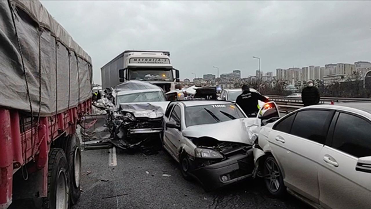 İstanbul TEM otoyolunda zincirleme trafik kazası