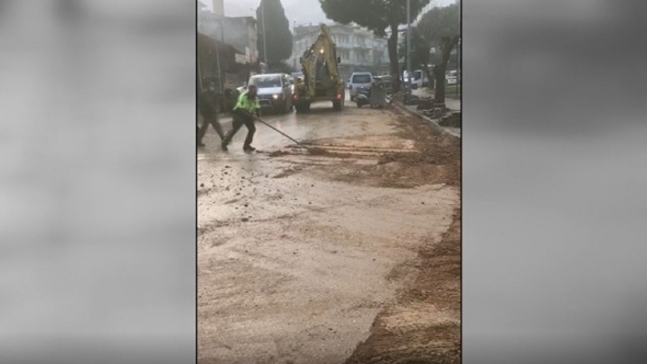 İzmir'de kürekle yolu temizleyen polisin görüntüsü sosyal medyada ilgi gördü
