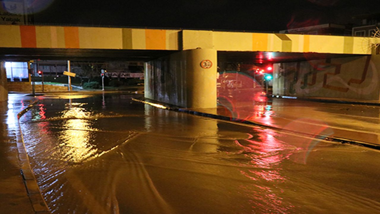 İzmir'de sağanak nedeniyle bazı evleri su bastı