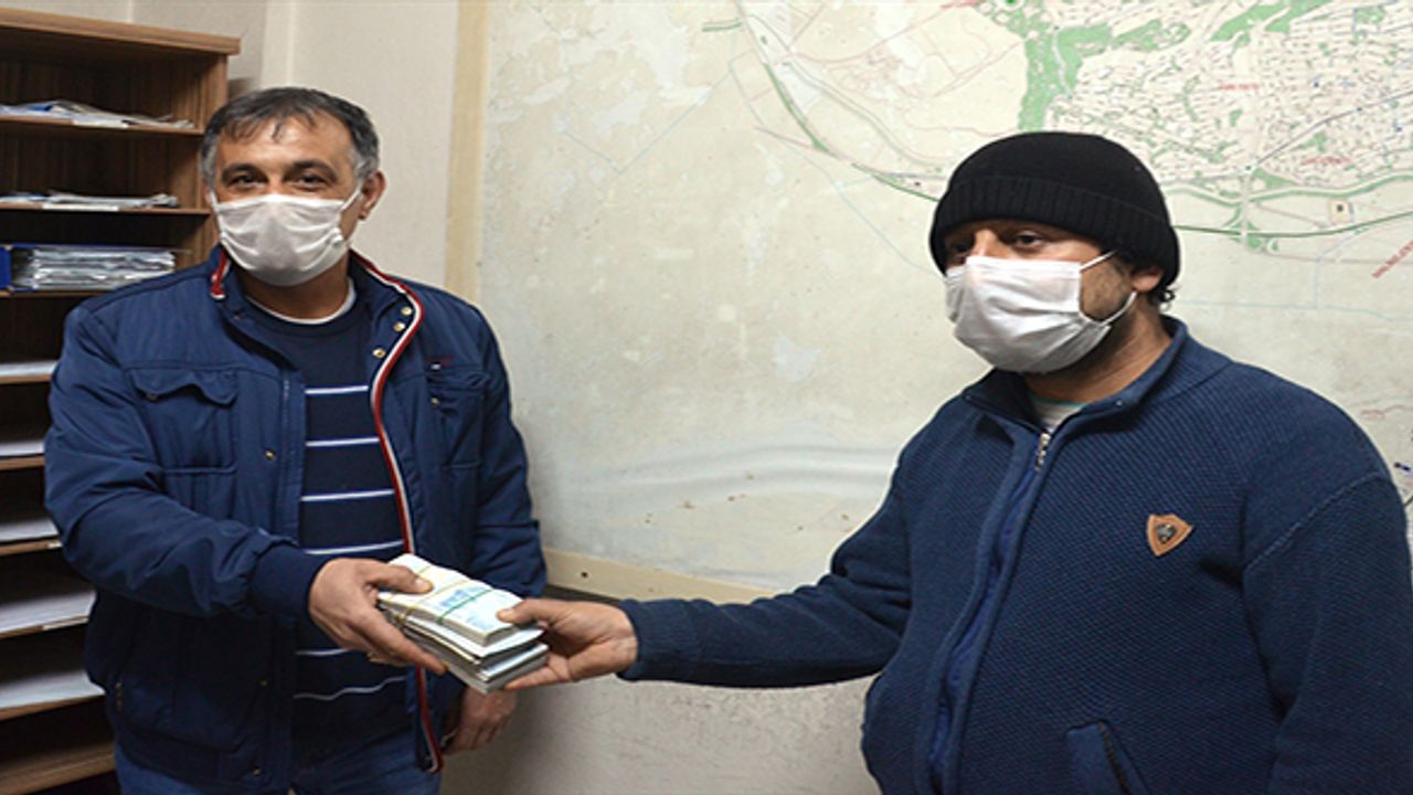 Kahramanmaraş'ta temizlik işçisi yolda bulduğu 50 bin lirayı sahibine teslim etti