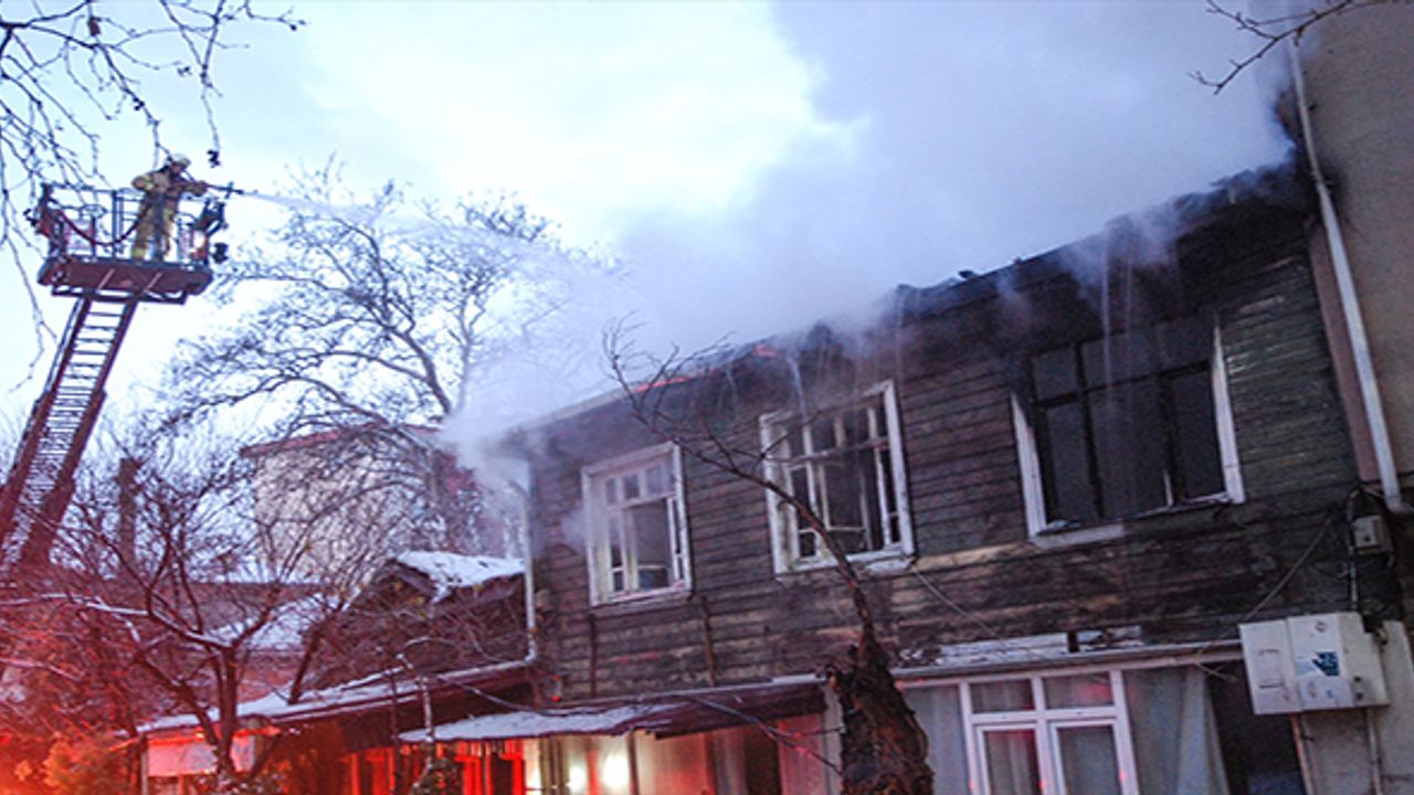 Kartal'da ahşap evde çıkan yangın söndürüldü